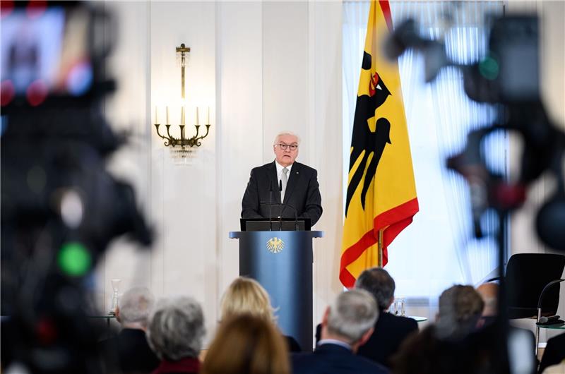 Steinmeier: 9. November erinnert für immer an den Holocaust Bundespräsident Frank-Walter Steinmeier spricht zur Eröffnung der Tagung „Wie erinnern wir den 9. November? Ein Tag zwischen Pogrom und demokratischen Aufbrüchen“ im Schloss Bellevue.