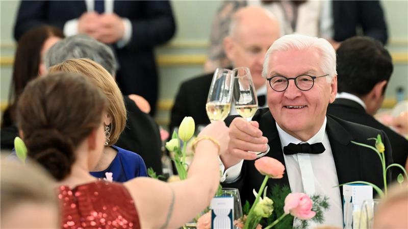 Bundespräsident Frank-Walter Steinmeier stößt beim Dinner des Bundespresseballs in Berlin mit Regina Kramer, Ehefau des Vorsitzender der Bundespressekonferenz, an.