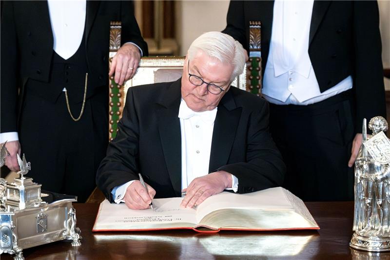 Steinmeier als Ehrengast der Schaffermahlzeit Bundespräsident Frank-Walter Steinmeier trägt sich in das goldene Buch der Stadt Bremen ein.