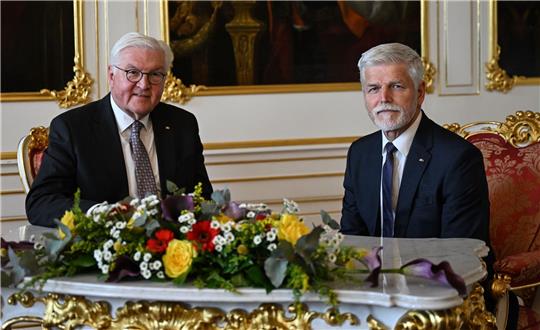 Bundespräsident Frank-Walter Steinmeier trifft Tschechiens Präsident  Petr Pavel (r.) auf der Prager Burg.