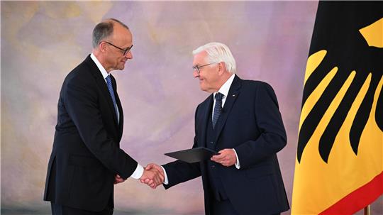 Bundespräsident Frank-Walter Steinmeier übergibt Bundeskanzler Friedrich Merz (CDU, l) im Schloss Bellevue die Ernennungsurkunde. Nach seiner Wahl durch den Deutschen Bundestag wurde Merz im Schloss Bellevue von Bundespräsident Frank-Walter Steinmeier zum Bundeskanzler ernannt und darauf folgend im Bundestag vereidigt.