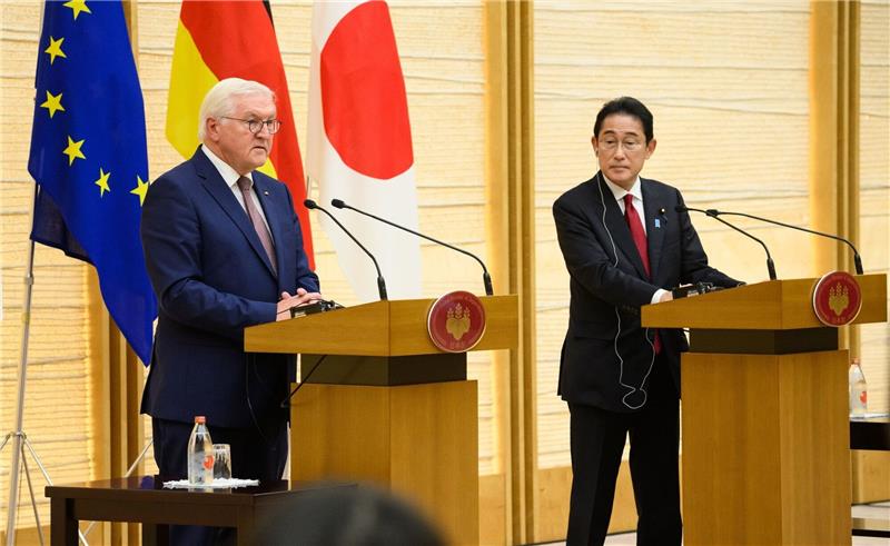 Steinmeier lobt Japan als Wertepartner Bundespräsident Frank-Walter Steinmeier und Ministerpräsident Fumio Kishida äußern sich nach ihrem Gespräch bei einer Pressekonferenz.