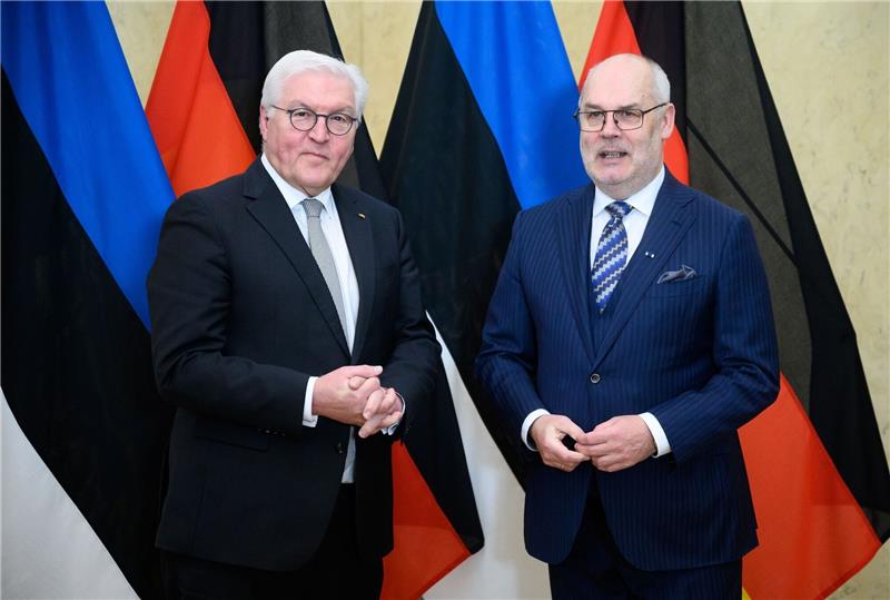 Steinmeier versichert Baltenstaaten Beistand und Schutz Bundespräsident Frank-Walter Steinmeier und Estalnds Präsident Alar Karis (r) treffen sich in Tallinn zu einem Gespräch.