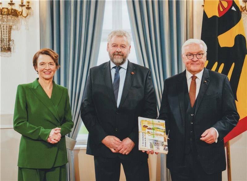 Bundespräsident Frank-Walter Steinmeier und First Lady Elke Büdenbender begrüßen Andreas Weihe (Mitte) zum Neujahrsempfang. Der Abbenröder überreicht dem Staatsoberhaupt eine Heimatzeitung samt Buch zur Grenzgeschichte.  Foto: Bundesbildstelle
