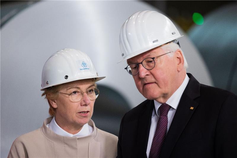 Steinmeier sieht gute Chancen für „grünen Stahl” Bundespräsident Frank-Walter Steinmeier und Martina Merz, die scheidende Vorstandsvorsitzende von Thyssenkrupp, auf dem Werksgelände in Duisburg.