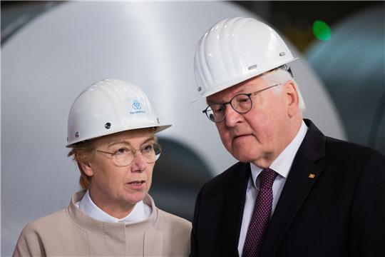 Bundespräsident Frank-Walter Steinmeier und Martina Merz, die scheidende Vorstandsvorsitzende von Thyssenkrupp, auf dem Werksgelände in Duisburg.