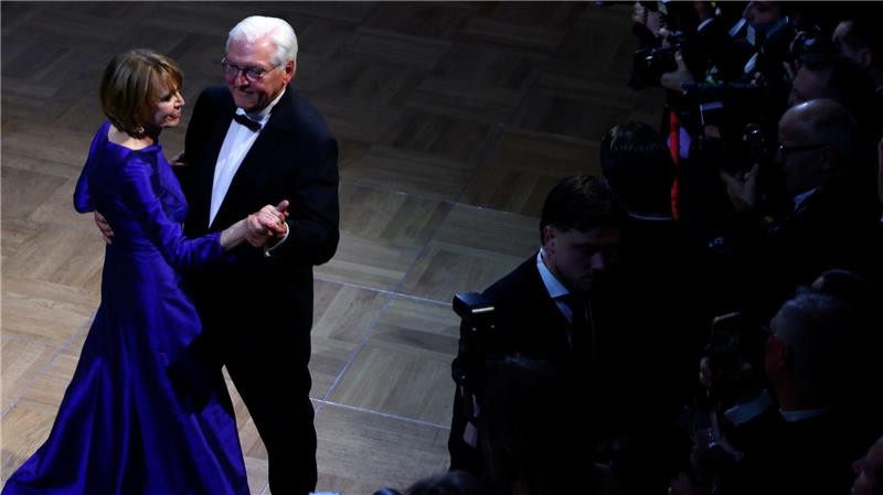 Bundespräsident Frank-Walter Steinmeier und seine Frau Elke Büdenbender tanzen den Eröffnungswalzer beim Bundespresseball.