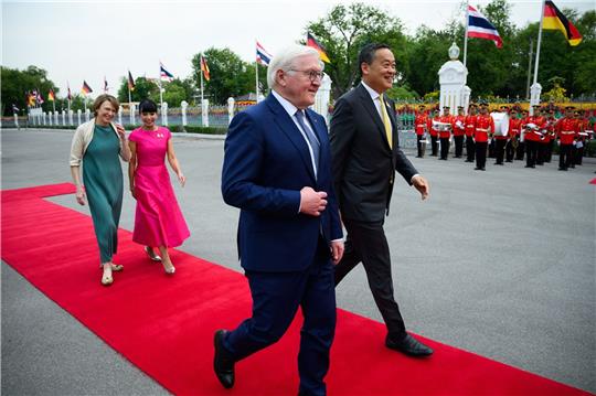 Bundespräsident Frank-Walter Steinmeier und seine Frau Elke Büdenbender (l) werden von Thailands Premierminister Srettha Thavisin und dessen Frau Pakpilai Thavisin am Government House in Bangkok begrüßt.