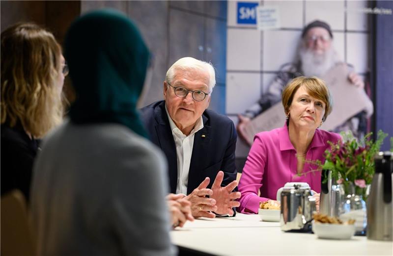 Steinmeier: Anstrengungen für Wohnungslose weiter notwendig Bundespräsident Frank-Walter Steinmeier und seine Frau Elke Büdenbender unterhalten sich im Zentrum am Zoo mit Mitarbeiterinnen und Mitarbeitern der neuen Kinderakademie der Berliner Stadtmission.