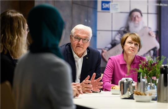 Bundespräsident Frank-Walter Steinmeier und seine Frau Elke Büdenbender unterhalten sich im Zentrum am Zoo mit Mitarbeiterinnen und Mitarbeitern der neuen Kinderakademie der Berliner Stadtmission.