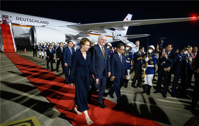 Diplomatische Basisarbeit: Steinmeier in Kambodscha Bundespräsident Frank-Walter Steinmeier und seine Frau Elke Büdenbender bei ihrer Ankunft in Kambodscha. Auch der fünftägigen Südost-Asien-Reise besuchen sie auch Malaysia.