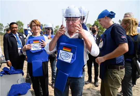 Bundespräsident Frank-Walter Steinmeier und seine Frau Elke Büdenbender (l.) in Kambodscha.
