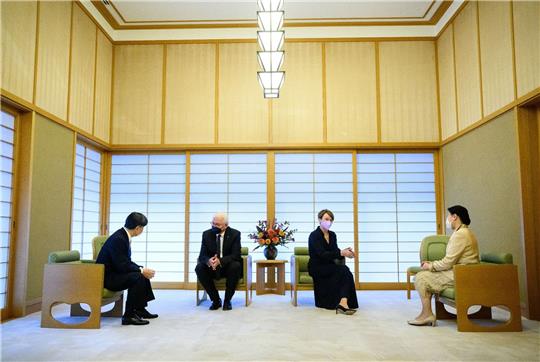 Bundespräsident Frank-Walter Steinmeier und seine Frau Elke Büdenbender werden von Kaiser Naruhito und Kaiserin Masako im Kaiserpalast empfangen.