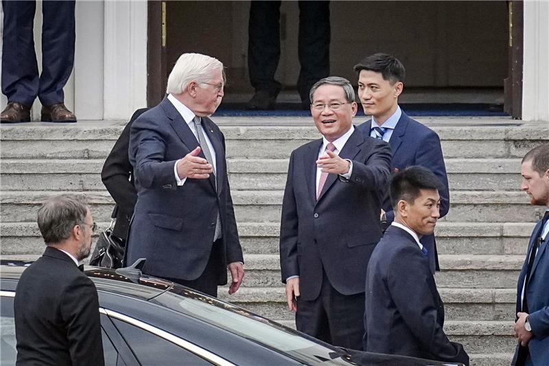 Bundespräsident Frank-Walter Steinmeier verabschiedet den chinesischen Ministerpräsidenten Li Qiang vor dem Schloss Bellevue.