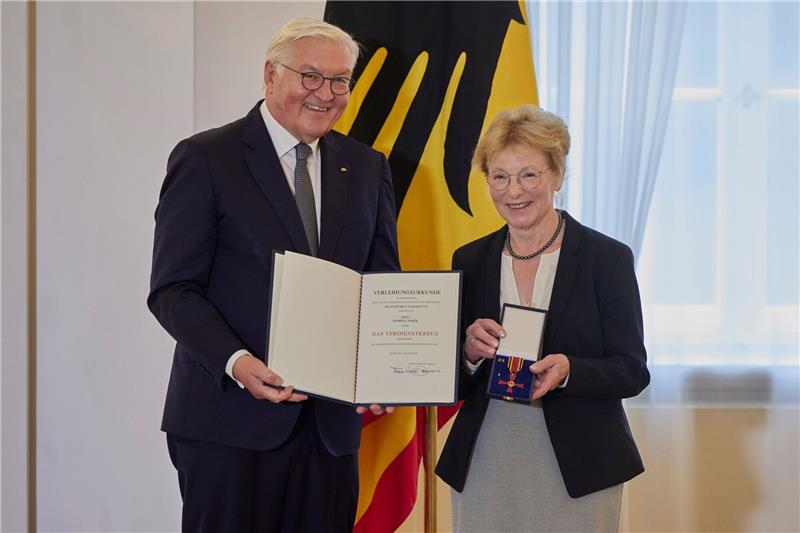 Bundespräsident Frank-Walter Steinmeier verleiht Maresi Lassek den Verdienstorden zum Tag der Deutschen Einheit.