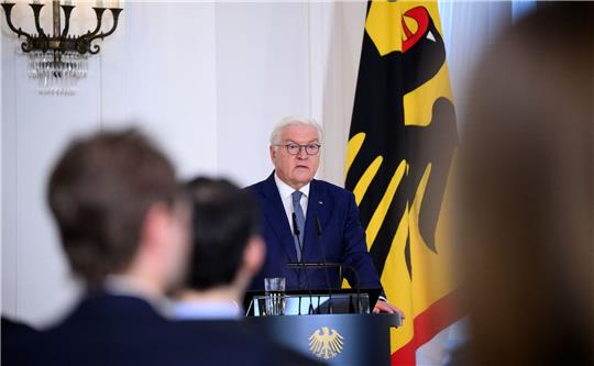 Bundespräsident Frank-Walter Steinmeier während des Gesprächsforums im Schloss Bellevue.