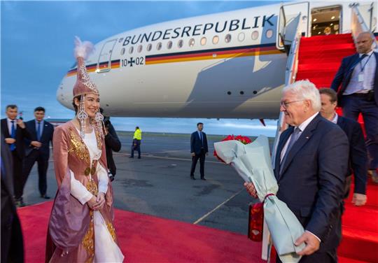 Bundespräsident Frank-Walter Steinmeier wird am Nursultan-Nasarbajew-Flughafen in der Republik Kasachstan begrüßt.
