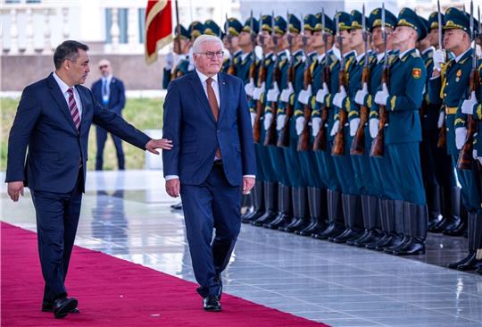 Bundespräsident Frank-Walter Steinmeier wird in Bischkek von seinem kirgisischen Amtskollegen Sadyr Schaparow (l) empfangen.