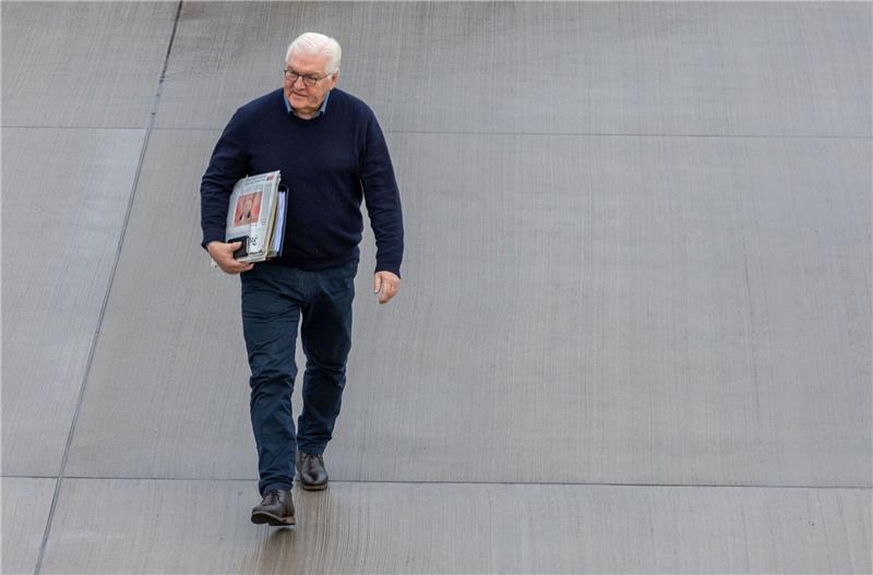Bundespräsident Frank-Walter Steinmeier auf dem Weg zum Flugzeug.