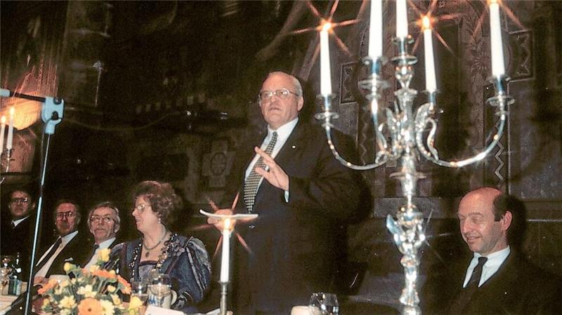 Bundespräsident Roman Herzog spricht beim Pancket im März 1995 zu 200 Zuhörern. Oberbürgermeisterin Marta Lattemann-Meyer und Oberstadtdirektor Georg Michael Primus flankieren den Ehrengast.