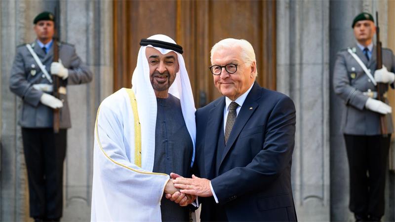 Emirate wollen 40 Milliarden Euro in Deutschland investieren Bundespräsident Steinmeier begrüßt den Gast vom Golf mit militärischen Ehren.
