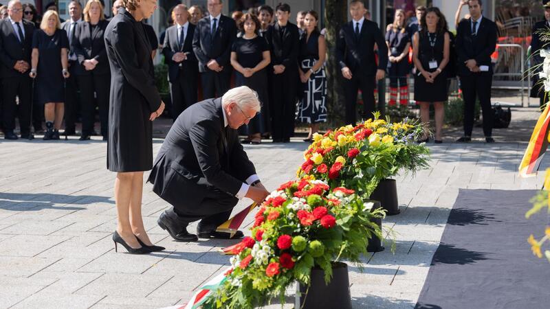 Bundespräsident Steinmeier legt Kranz am Tatort nieder. 