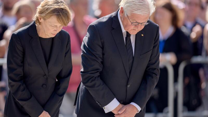 Bundespräsident Steinmeier legt am Tatort einen Kranz nieder. 