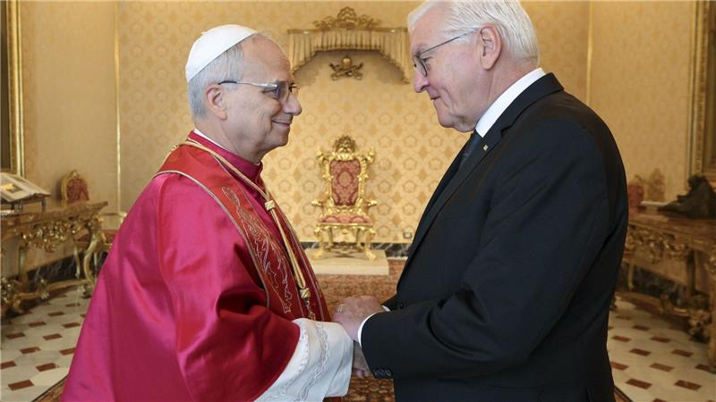 Steinmeier: Papst kann wichtiger Vermittler in Krisen sein Bundespräsident Steinmeier trifft dem Papst bei Privataudienz.