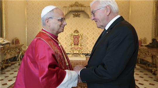 Bundespräsident Steinmeier trifft dem Papst bei Privataudienz. 