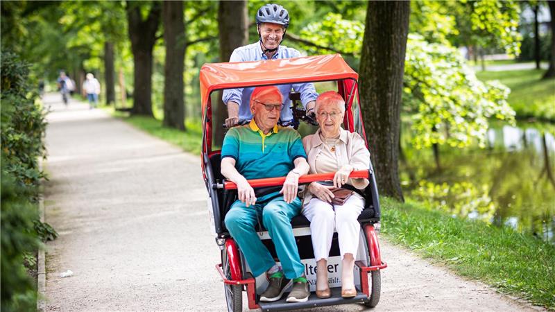 Bilder des Tages Bundespräsident a.D. fährt Rickscha