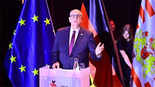 Bundesratspräsident Andreas Bovenschulte (SPD) fordert alle auf, sich für die Demokratie einzusetzen.