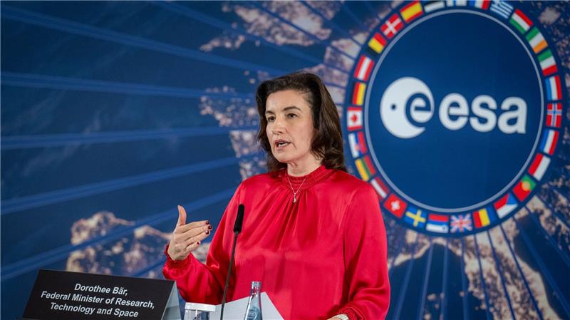 Bundesraumfahrtministerin Dorothee Bär (CSU) setzt auf eine deutsche Teilnahme bei einer künftigen Mond-Mission. (Archivbild)