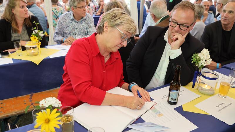 Bundestagsabgeordnete Frauke Heiligenstadt (SPD) verzichtet zwar auf Grußworte, trägt sich aber ins Gästebuch ein.