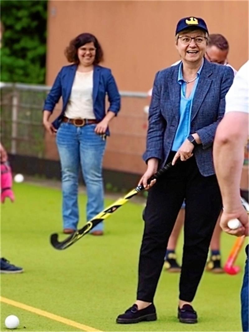 Ein Harzer im Kati-Camp und eine Politikerin spielt Hockey Bundestagsabgeordnete Frauke Heiligenstadt löst ihr Versprechen ein und besucht den GHC 09. Dabei spielt sie auch ein paar Bälle. Foto: Privat