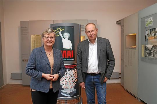 Bundestagsabgeordnete Frauke Heiligenstadt überbringt Bergwerkschef Gerhardt Lenz eine gute Nachricht. Die Ausstellung zur Geschichte des Rammelsbergs kann modernisiert werden. Foto: Hartmann