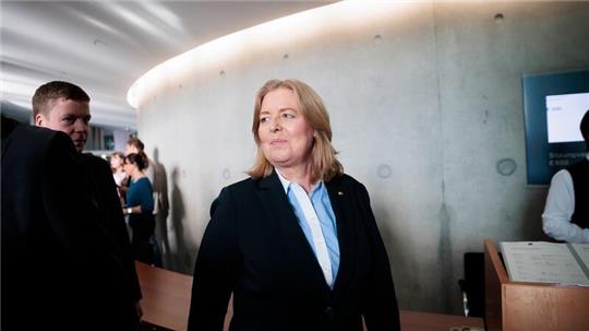 Bundestagspräsidentin Bärbel Bas (SPD) auf dem Weg zur ersten Sitzung des Untersuchungsausschusses zum deutschen Atomausstieg.