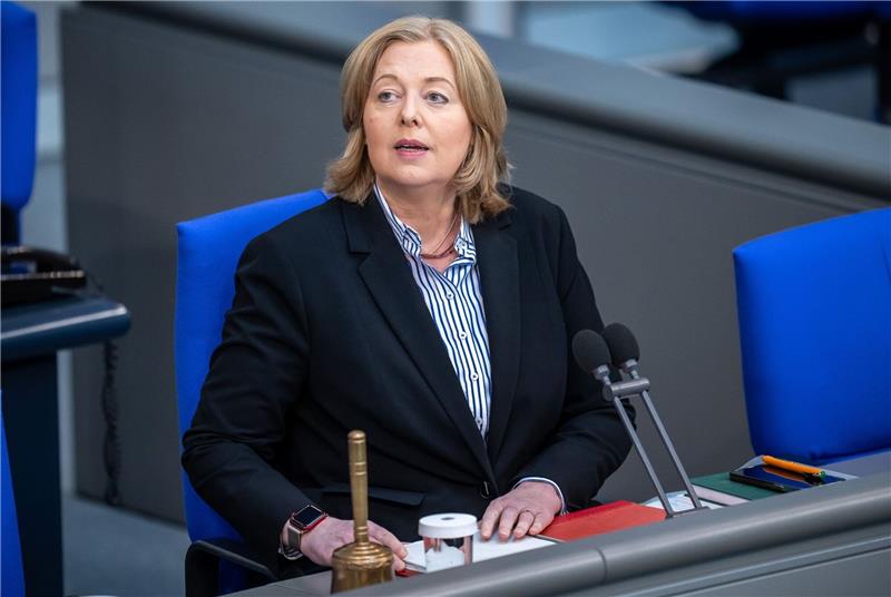 Bundestagspräsidentin Bärbel Bas in der letzten Sitzung vor der Sommerpause im Bundestag.