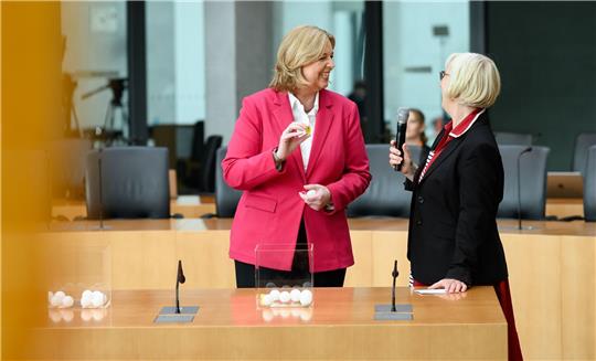 Bundestagspräsidentin Bärbel Bas (l, SPD) zieht zusammen mit Christine von Blanckenburg vom Nexus Institut bei der Bürgerlotterie im deutschen Bundestag die Teilnehmenden des ersten Bürgerrates «Ernährung im Wandel».