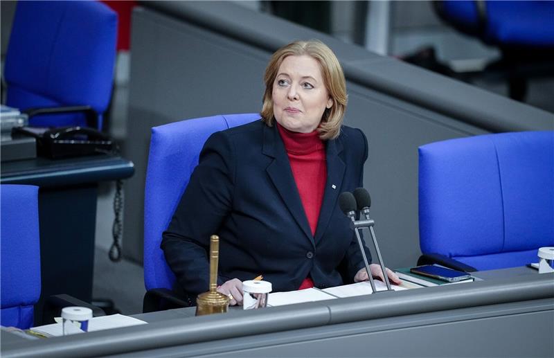 Bundestagspräsidentin Bärbel Bas nimmt an einer Sitzung des Bundestags teil.