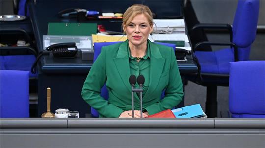 Bundestagspräsidentin Julia Klöckner fordert strengere Voraussetzungen für eine Beschäftigung durch Abgeordnete und eine bessere Drohnenabwehr. (Archivbild) 