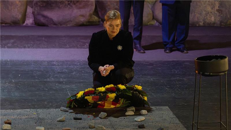 Bundestagspräsidentin Julia Klöckner gedenkt in Yad Vashem der Millionen Opfer des Holocaust.