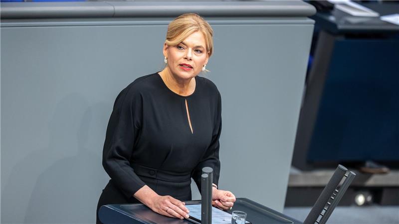 Steinmeier fordert Festhalten an Lehren aus der NS-Diktatur Bundestagspräsidentin Klöckner eröffnet die Gedenkstunde des Bundestags.
