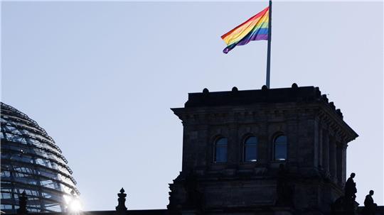 Bundestagspräsidentin Klöckner lässt die Fahne nur noch am Internationalen Tag gegen Homophobie hissen. 