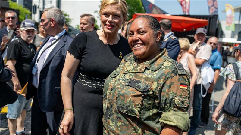 Pistorius: Bundeswehr gehört in Mitte der Gesellschaft Bundestagspräsidentin Klöckner posiert für ein Foto mit einer Veteranin.
