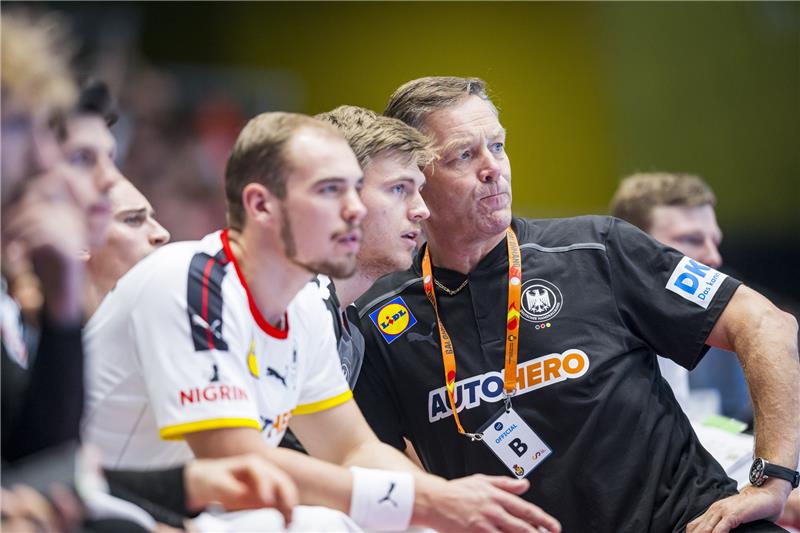 Handballer Tim Zechel beim WM-Auftakt nicht dabei Bundestrainer Alfred Gislason (r.) spricht zu Franz Semper (SG Flensburg-Handewitt, M.) und Tim Zechel (HC Erlangen). Foto: picture alliance/dpa | Sascha Klahn