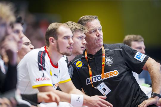 Bundestrainer Alfred Gislason (r.) spricht zu Franz Semper (SG Flensburg-Handewitt, M.) und Tim Zechel (HC Erlangen). Foto: picture alliance/dpa | Sascha Klahn