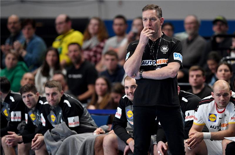 Handballer ohne Zerbe und Zechel zur WM Bundestrainer Alfred Gislason steht an der Seitenlinie.