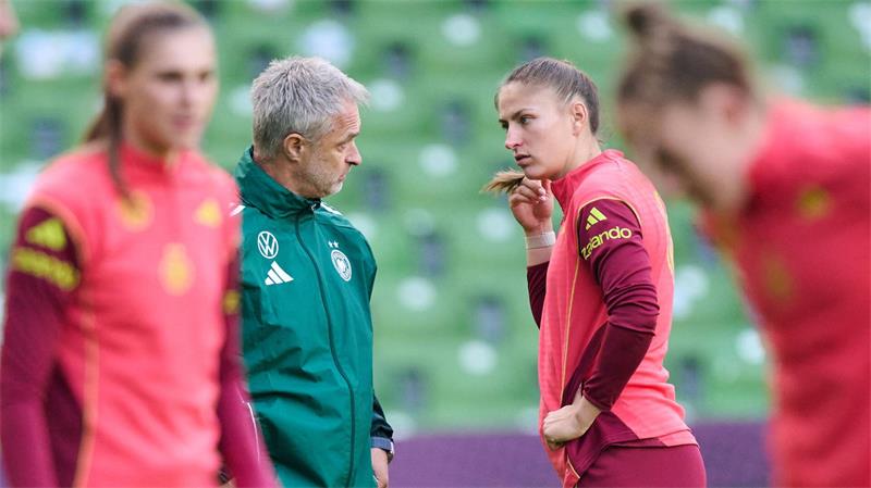 Bundestrainer Christian Wück im Gespräch mit Melissa Kössler.