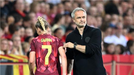 Bundestrainer Christian Wück (r/mit Kapitänin Giulia Gwinn) verlängerte seinen Vertrag langfristig. (Archivbild)