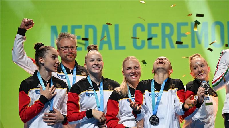 Carbonara nach Coup: Teenager-Team feiert EM-Silber Bundestrainer Gerben Wiersma jubelt mit seinen Turnerinnen über EM-Silber.
